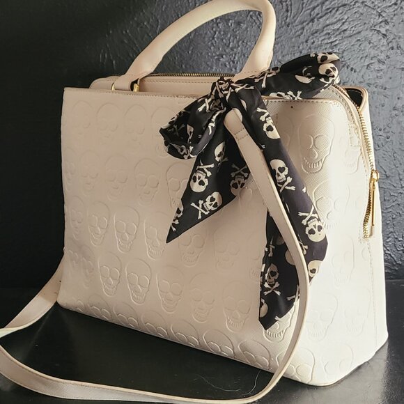Betsey Johnson Skull Purse Crossbody Bag Embossed Skulls - Picture 5 of 6